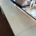 LOTE 466 - 01 MESA EM MADEIRA PARA ESCRITÓRIO. (NO ESTADO) ATENÇÃO! FAZER A VISITAÇÃO ANTES DE ARREMATAR, NÃO SABEMOS SE FUNCIONA. LEILÃO NÃO TEM GARANTIA E NEM DEVOLUÇÃO, SUJEITO A POSSÍVEIS AVARIAS VISÍVEIS/OCULTAS E/OU AUSÊNCIA DE COMPONENTES.