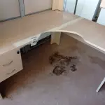LOTE 455 - 01 MESA DE CANTO COM 02 GAVETAS EM MADEIRA PARA ESCRITÓRIO. (NO ESTADO) ATENÇÃO! FAZER A VISITAÇÃO ANTES DE ARREMATAR, NÃO SABEMOS SE FUNCIONA. LEILÃO NÃO TEM GARANTIA E NEM DEVOLUÇÃO, SUJEITO A POSSÍVEIS AVARIAS VISÍVEIS/OCULTAS E/OU AUSÊNCIA DE COMPONENTES.