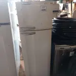LOTE 428 - 01 GELADEIRA ELECTROLUX. (NO ESTADO) ATENÇÃO! FAZER A VISITAÇÃO ANTES DE ARREMATAR, NÃO SABEMOS SE FUNCIONA. LEILÃO NÃO TEM GARANTIA E NEM DEVOLUÇÃO, SUJEITO A POSSÍVEIS AVARIAS VISÍVEIS/OCULTAS E/OU AUSÊNCIA DE COMPONENTES.