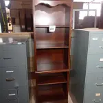 LOTE 021 - 01 BOOKCASE. (NO ESTADO EM QUE SE ENCONTRA. SUJEITO A AVARIAS OCULTAS/VISÍVEIS.) AV9517G