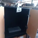 LOTE 103 - 01 ARMÁRIO BAIXO EM MADEIRA 02 PORTAS. (NO ESTADO EM QUE SE ENCONTRA. SUJEITO A AVARIAS OCULTAS/VISÍVEIS.)