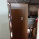LOTE 124 - 01 ARMÁRIO ALTO EM MADEIRA 02 PORTAS. (NO ESTADO EM QUE SE ENCONTRA. SUJEITO A AVARIAS OCULTAS/VISÍVEIS.)