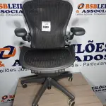 LOTE 089 - 01 CADEIRA DE ESCRITÓRIO COM RODINHAS- HERMAN MILLER. (NO ESTADO EM QUE SE ENCONTRA. SUJEITO A AVARIAS OCULTAS/VISÍVEIS.)