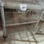 01 CARRINHO PARA SERVIÇO CROMADO. (NO ESTADO) ATENÇÃO! FAZER A VISITAÇÃO ANTES DE ARREMATAR, NÃO SABEMOS SE FUNCIONA. LEILÃO NÃO TEM GARANTIA E NEM DEVOLUÇÃO, SUJEITO A POSSÍVEIS AVARIAS VISÍVEIS/OCULTAS E/OU AUSÊNCIA DE COMPONENTES.