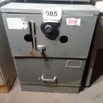 LOTE 085 - 01 COFRE. (NO ESTADO EM QUE SE ENCONTRA. SUJEITO A AVARIAS OCULTAS/VISÍVEIS.) BH1442T
