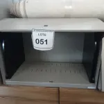 LOTE 051 - 01 ARMÁRIO SUSPENSO PEQUENO. (NO ESTADO EM QUE SE ENCONTRA. SUJEITO A AVARIAS OCULTAS/VISÍVEIS.)