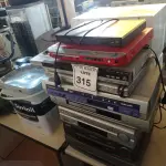 LOTE 315 - 01 LOTE COM APARELHOS DE DVD E VHS DIVERSOS MODELOS. (NO ESTADO) ATENÇÃO! FAZER A VISITAÇÃO ANTES DE ARREMATAR, NÃO SABEMOS SE FUNCIONA. LEILÃO NÃO TEM GARANTIA E NEM DEVOLUÇÃO, SUJEITO A POSSÍVEIS AVARIAS VISÍVEIS/OCULTAS E/OU AUSÊNCIA DE COMPONENTES.