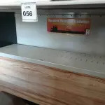LOTE 056 - 01 ARMÁRIO SUSPENSO. (NO ESTADO EM QUE SE ENCONTRA. SUJEITO A AVARIAS OCULTAS/VISÍVEIS.)
