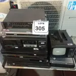 LOTE 305 - 01 LOTE COM APARELHOS DE DVD E VHS MODELOS DIVERSOS. (NO ESTADO) ATENÇÃO! FAZER A VISITAÇÃO ANTES DE ARREMATAR, NÃO SABEMOS SE FUNCIONA. LEILÃO NÃO TEM GARANTIA E NEM DEVOLUÇÃO, SUJEITO A POSSÍVEIS AVARIAS VISÍVEIS/OCULTAS E/OU AUSÊNCIA DE COMPONENTES.
