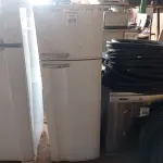 LOTE 428 - 01 GELADEIRA ELECTROLUX. (NO ESTADO) ATENÇÃO! FAZER A VISITAÇÃO ANTES DE ARREMATAR, NÃO SABEMOS SE FUNCIONA. LEILÃO NÃO TEM GARANTIA E NEM DEVOLUÇÃO, SUJEITO A POSSÍVEIS AVARIAS VISÍVEIS/OCULTAS E/OU AUSÊNCIA DE COMPONENTES.