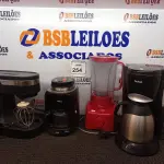 LOTE 254 - 01 BATEDEIRA OSTER, 01 LIQUIDIFICADOR PHILCO, 01 CAFETEIRA TEFAL E 01 CAFETEIRA PHILCO.  (NO ESTADO) ATENÇÃO! FAZER A VISITAÇÃO ANTES DE ARREMATAR, NÃO SABEMOS SE FUNCIONA. LEILÃO NÃO TEM GARANTIA E NEM DEVOLUÇÃO, SUJEITO A POSSÍVEIS AVARIAS VISÍVEIS/OCULTAS E/OU AUSÊNCIA DE COMPONENTES.