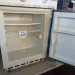 LOTE 316 - 01 FRIGOBAR ESMALTEC 220VOLTS. (NO ESTADO) ATENÇÃO! FAZER A VISITAÇÃO ANTES DE ARREMATAR, NÃO SABEMOS SE FUNCIONA. LEILÃO NÃO TEM GARANTIA E NEM DEVOLUÇÃO, SUJEITO A POSSÍVEIS AVARIAS VISÍVEIS/OCULTAS E/OU AUSÊNCIA DE COMPONENTES.