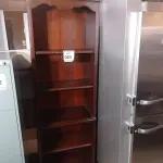 LOTE 023 - 01 BOOKCASE. (NO ESTADO EM QUE SE ENCONTRA. SUJEITO A AVARIAS OCULTAS/VISÍVEIS.) AV9651V