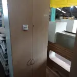 LOTE 122 - 01 ARMÁRIO ALTO EM MADEIRA 02 PORTAS. (NO ESTADO EM QUE SE ENCONTRA. SUJEITO A AVARIAS OCULTAS/VISÍVEIS.)