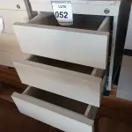 LOTE 052 - 01 GAVETEIRO EM MADEIRA COM 02 GAVETAS. (NO ESTADO EM QUE SE ENCONTRA. SUJEITO A AVARIAS OCULTAS/VISÍVEIS.)