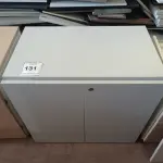 LOTE 131 - 01 ARMÁRIO BAIXO EM MADEIRA 02 PORTAS. (NO ESTADO EM QUE SE ENCONTRA. SUJEITO A AVARIAS OCULTAS/VISÍVEIS.)