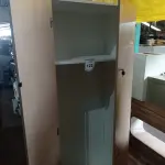 LOTE 122 - 01 ARMÁRIO ALTO EM MADEIRA 02 PORTAS. (NO ESTADO EM QUE SE ENCONTRA. SUJEITO A AVARIAS OCULTAS/VISÍVEIS.)