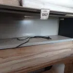 LOTE 057 - 01 ARMÁRIO SUSPENSO. (NO ESTADO EM QUE SE ENCONTRA. SUJEITO A AVARIAS OCULTAS/VISÍVEIS.)