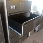 LOTE 106 - 01 ARMÁRIO DE FERRO 5 GAVETAS. (NO ESTADO EM QUE SE ENCONTRA. SUJEITO A AVARIAS OCULTAS/VISÍVEIS.)