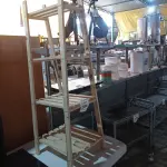 01 ESTANTE EM MADEIRA. (NO ESTADO) ATENÇÃO! FAZER A VISITAÇÃO ANTES DE ARREMATAR, NÃO SABEMOS SE FUNCIONA. LEILÃO NÃO TEM GARANTIA E NEM DEVOLUÇÃO, SUJEITO A POSSÍVEIS AVARIAS VISÍVEIS/OCULTAS E/OU AUSÊNCIA DE COMPONENTES.
