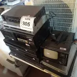 LOTE 305 - 01 LOTE COM APARELHOS DE DVD E VHS MODELOS DIVERSOS. (NO ESTADO) ATENÇÃO! FAZER A VISITAÇÃO ANTES DE ARREMATAR, NÃO SABEMOS SE FUNCIONA. LEILÃO NÃO TEM GARANTIA E NEM DEVOLUÇÃO, SUJEITO A POSSÍVEIS AVARIAS VISÍVEIS/OCULTAS E/OU AUSÊNCIA DE COMPONENTES.