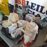 LOTE 276 - 01 LOTE COM CAFETEIRA, BATEDEIRA, PANELA ELÉTRICA, LIGNIFICADO E CHURRASQUEIRA ELÉTRICA. (NO ESTADO) ATENÇÃO! FAZER A VISITAÇÃO ANTES DE ARREMATAR, NÃO SABEMOS SE FUNCIONA. LEILÃO NÃO TEM GARANTIA E NEM DEVOLUÇÃO, SUJEITO A POSSÍVEIS AVARIAS VISÍVEIS/OCULTAS E/OU AUSÊNCIA DE COMPONENTES.