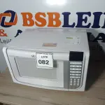LOTE 082 - 01 MICRO-ONDAS ELECTROLUX 220V (MICROWAVE). (NO ESTADO EM QUE SE ENCONTRA. SUJEITO A AVARIAS OCULTAS/VISÍVEIS.) BH1518M