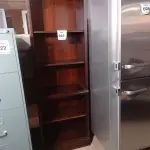 LOTE 023 - 01 BOOKCASE. (NO ESTADO EM QUE SE ENCONTRA. SUJEITO A AVARIAS OCULTAS/VISÍVEIS.) AV9651V