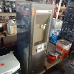 LOTE 263 - 01 BEBEDOURO PARA GARRAFÃO IBBL. (NO ESTADO) ATENÇÃO! FAZER A VISITAÇÃO ANTES DE ARREMATAR, NÃO SABEMOS SE FUNCIONA. LEILÃO NÃO TEM GARANTIA E NEM DEVOLUÇÃO, SUJEITO A POSSÍVEIS AVARIAS VISÍVEIS/OCULTAS E/OU AUSÊNCIA DE COMPONENTES.