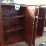 LOTE 112 - 01 ARMÁRIO EM MADEIRA COM 04 PORTAS. (NO ESTADO EM QUE SE ENCONTRA. SUJEITO A AVARIAS OCULTAS/VISÍVEIS.)