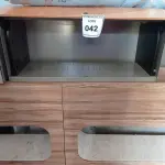 LOTE 042 - 01 ARMÁRIO SUSPENSO. (NO ESTADO EM QUE SE ENCONTRA. SUJEITO A AVARIAS OCULTAS/VISÍVEIS.)