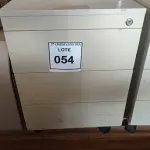 LOTE 054 - 01 GAVETEIRO EM MADEIRA COM 02 GAVETAS. (NO ESTADO EM QUE SE ENCONTRA. SUJEITO A AVARIAS OCULTAS/VISÍVEIS.)