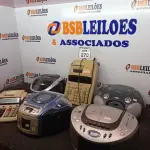 LOTE 270 - 04 RÁDIOS PLAYER E 2 CALCULADORAS MODELOS DIVERSOS. (NO ESTADO) ATENÇÃO! FAZER A VISITAÇÃO ANTES DE ARREMATAR, NÃO SABEMOS SE FUNCIONA. LEILÃO NÃO TEM GARANTIA E NEM DEVOLUÇÃO, SUJEITO A POSSÍVEIS AVARIAS VISÍVEIS/OCULTAS E/OU AUSÊNCIA DE COMPONENTES.