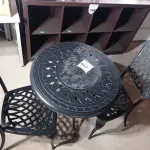 LOTE 087 - 02 GARDEN CHAIR. (CADEIRAS DE JARDIM) E 01 GARDEN IRON TABLE (MESA DE FERRO DE JARDIM) (NO ESTADO EM QUE SE ENCONTRA. SUJEITO A AVARIAS OCULTAS/VISÍVEIS.) AV9410R/ AV9419E/ AV9419G