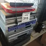LOTE 315 - 01 LOTE COM APARELHOS DE DVD E VHS DIVERSOS MODELOS. (NO ESTADO) ATENÇÃO! FAZER A VISITAÇÃO ANTES DE ARREMATAR, NÃO SABEMOS SE FUNCIONA. LEILÃO NÃO TEM GARANTIA E NEM DEVOLUÇÃO, SUJEITO A POSSÍVEIS AVARIAS VISÍVEIS/OCULTAS E/OU AUSÊNCIA DE COMPONENTES.
