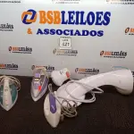 LOTE 421 - 01 LOTE COM 02 CHUVEIROS ELÉTRICOS E 03 FERROS DE PASSAR ROUPAS. (NO ESTADO) ATENÇÃO! FAZER A VISITAÇÃO ANTES DE ARREMATAR, NÃO SABEMOS SE FUNCIONA. LEILÃO NÃO TEM GARANTIA E NEM DEVOLUÇÃO, SUJEITO A POSSÍVEIS AVARIAS VISÍVEIS/OCULTAS E/OU AUSÊNCIA DE COMPONENTES.