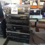 LOTE 258 - 06 APARELHOS DE VÍDEO CASSETE VHS E 01 APARELHO DE DVD MODELOS DIVERSOS. (NO ESTADO) ATENÇÃO! FAZER A VISITAÇÃO ANTES DE ARREMATAR, NÃO SABEMOS SE FUNCIONA. LEILÃO NÃO TEM GARANTIA E NEM DEVOLUÇÃO, SUJEITO A POSSÍVEIS AVARIAS VISÍVEIS/OCULTAS E/OU AUSÊNCIA DE COMPONENTES.