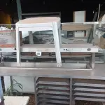LOTE 438 - 01 BALCÃO EXPOSITOR EM VIDRO E INOX. (NO ESTADO) ATENÇÃO! FAZER A VISITAÇÃO ANTES DE ARREMATAR, NÃO SABEMOS SE FUNCIONA. LEILÃO NÃO TEM GARANTIA E NEM DEVOLUÇÃO, SUJEITO A POSSÍVEIS AVARIAS VISÍVEIS/OCULTAS E/OU AUSÊNCIA DE COMPONENTES. (OBS. AS 02 MESAS E A CAIXA DE PAPELÃO NÃO FAZEM PARTE DO LOTE.)