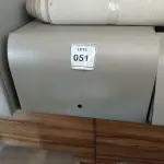 LOTE 051 - 01 ARMÁRIO SUSPENSO PEQUENO. (NO ESTADO EM QUE SE ENCONTRA. SUJEITO A AVARIAS OCULTAS/VISÍVEIS.)