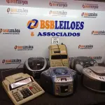 LOTE 270 - 04 RÁDIOS PLAYER E 2 CALCULADORAS MODELOS DIVERSOS. (NO ESTADO) ATENÇÃO! FAZER A VISITAÇÃO ANTES DE ARREMATAR, NÃO SABEMOS SE FUNCIONA. LEILÃO NÃO TEM GARANTIA E NEM DEVOLUÇÃO, SUJEITO A POSSÍVEIS AVARIAS VISÍVEIS/OCULTAS E/OU AUSÊNCIA DE COMPONENTES.