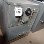 LOTE 079 - COFRE. (NO ESTADO EM QUE SE ENCONTRA. SUJEITO A AVARIAS OCULTAS/VISÍVEIS.) AV9605V