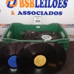 LOTE 303 - 01 CAIXA COM DIVERSOS DISCOS DE VINIL. (NO ESTADO) ATENÇÃO! FAZER A VISITAÇÃO ANTES DE ARREMATAR, NÃO SABEMOS SE FUNCIONA. LEILÃO NÃO TEM GARANTIA E NEM DEVOLUÇÃO, SUJEITO A POSSÍVEIS AVARIAS VISÍVEIS/OCULTAS E/OU AUSÊNCIA DE COMPONENTES.