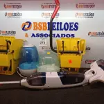 LOTE 275 - 02 UMIDIFICADORES DE AMBIENTE, 01 ASPIRADOR DE PÓ E 02 PEÇAS PARA CARRINHO DE LIMPEZA. (NO ESTADO) ATENÇÃO! FAZER A VISITAÇÃO ANTES DE ARREMATAR, NÃO SABEMOS SE FUNCIONA. LEILÃO NÃO TEM GARANTIA E NEM DEVOLUÇÃO, SUJEITO A POSSÍVEIS AVARIAS VISÍVEIS/OCULTAS E/OU AUSÊNCIA DE COMPONENTES.