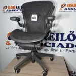 LOTE 089 - 01 CADEIRA DE ESCRITÓRIO COM RODINHAS- HERMAN MILLER. (NO ESTADO EM QUE SE ENCONTRA. SUJEITO A AVARIAS OCULTAS/VISÍVEIS.)