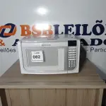 LOTE 082 - 01 MICRO-ONDAS ELECTROLUX 220V (MICROWAVE). (NO ESTADO EM QUE SE ENCONTRA. SUJEITO A AVARIAS OCULTAS/VISÍVEIS.) BH1518M