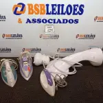 LOTE 421 - 01 LOTE COM 02 CHUVEIROS ELÉTRICOS E 03 FERROS DE PASSAR ROUPAS. (NO ESTADO) ATENÇÃO! FAZER A VISITAÇÃO ANTES DE ARREMATAR, NÃO SABEMOS SE FUNCIONA. LEILÃO NÃO TEM GARANTIA E NEM DEVOLUÇÃO, SUJEITO A POSSÍVEIS AVARIAS VISÍVEIS/OCULTAS E/OU AUSÊNCIA DE COMPONENTES.