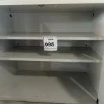 LOTE 095 - 01 ARMÁRIO BAIXO EM MADEIRA 02 PORTAS. (NO ESTADO EM QUE SE ENCONTRA. SUJEITO A AVARIAS OCULTAS/VISÍVEIS.)