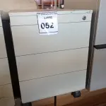 LOTE 052 - 01 GAVETEIRO EM MADEIRA COM 02 GAVETAS. (NO ESTADO EM QUE SE ENCONTRA. SUJEITO A AVARIAS OCULTAS/VISÍVEIS.)