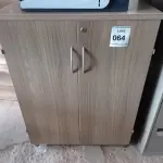 LOTE 064 - 01 ARMÁRIO EM MADEIRA 02 PORTAS. (NO ESTADO EM QUE SE ENCONTRA. SUJEITO A AVARIAS OCULTAS/VISÍVEIS.)