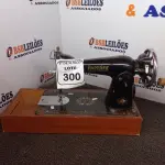 LOTE 300 - 01 MÁQUINA DE COSTURA LONG LIFE MANUAL. (NO ESTADO) ATENÇÃO! FAZER A VISITAÇÃO ANTES DE ARREMATAR, NÃO SABEMOS SE FUNCIONA. LEILÃO NÃO TEM GARANTIA E NEM DEVOLUÇÃO, SUJEITO A POSSÍVEIS AVARIAS VISÍVEIS/OCULTAS E/OU AUSÊNCIA DE COMPONENTES.